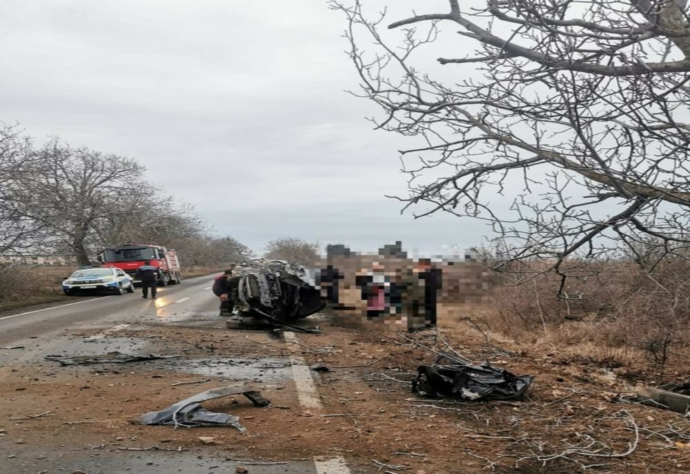  Ucraineancă la un pas de moarte după ce a intrat cu mașina într-un copac