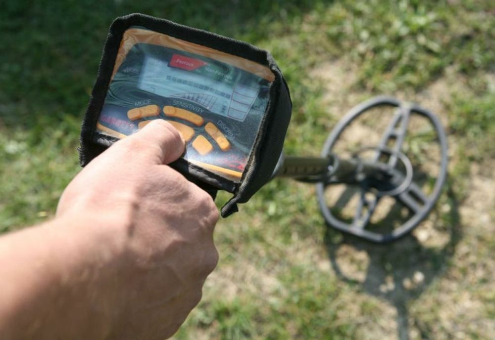 Şi-a pus detectorul de metale la vânzare şi a fost prins de poliţişti!