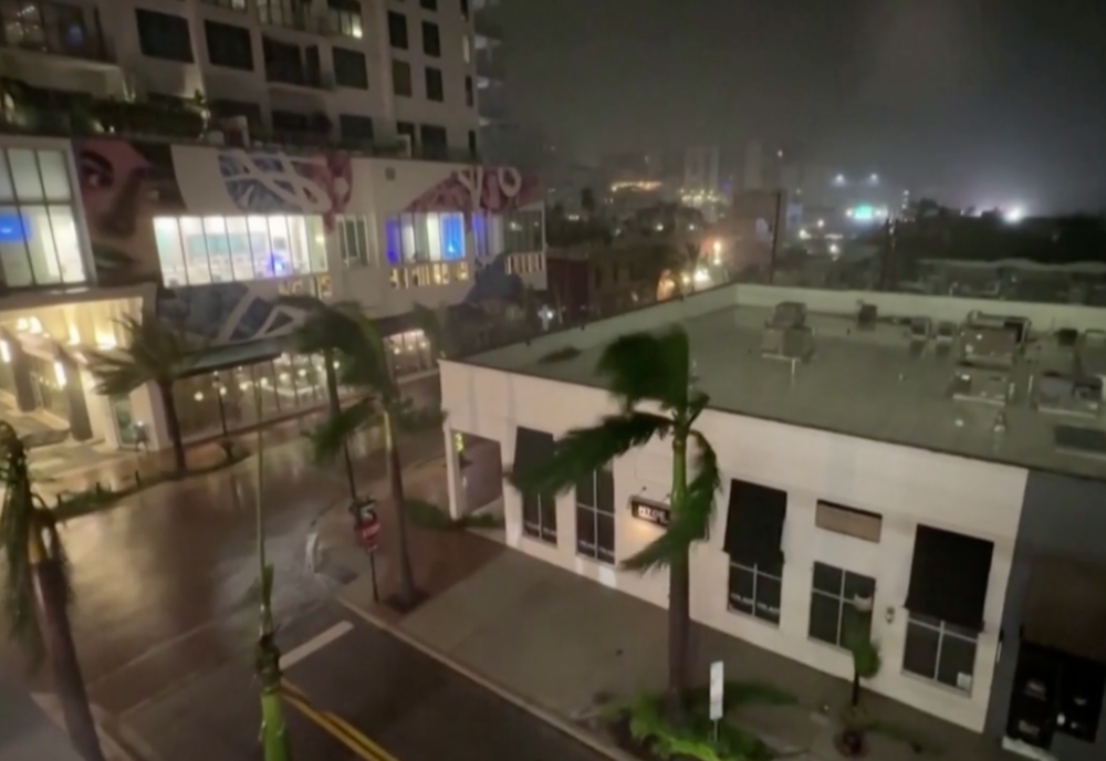 URAGANUL MILTON LOVEȘTE COASTA FLORIDEI. ALERTĂ ÎN SUD-ESTUL STATELOR UNITE