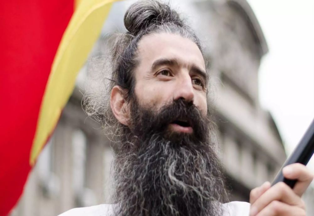 După jumătate de an în arest, Stegarul dac rupe tăcerea: „Temele sistemului vin în plic de afară!”