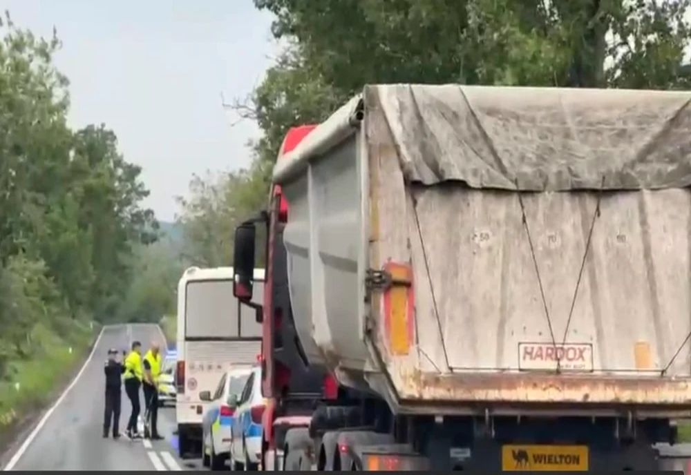 ACCIDENT ÎNTRE UN AUTOCAR ȘI UN TIR LA NICULIȚEL. AUTORITĂȚILE AU ACTIVAT PLANUL ROȘU DE INTERVENȚIE