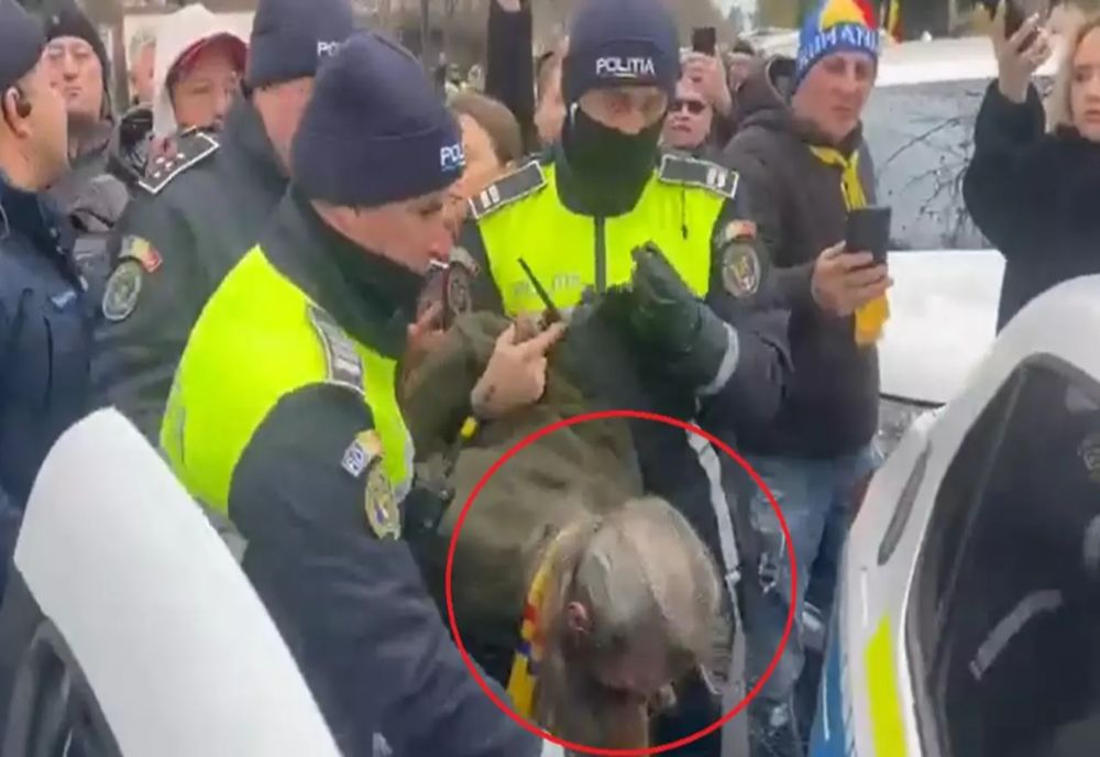 Stegarul dac, săltat de polițiști și jandarmi și băgat în mașina de poliție VIDEO