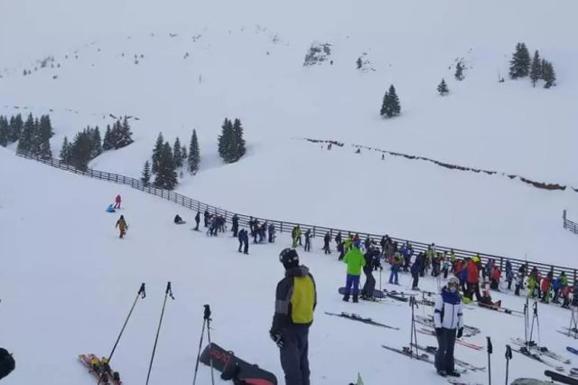 Aglomerație la munte de Ziua Femeii: până când vor rămâne deschise pârtiile