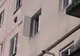 O femeia a murit după ce a căzut de la etajul 3, în timp ce spăla geamurile