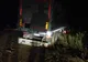Un TIR a derapat pe noroi şi s-a înfipt într-un copac. Şoferul are piciorul zdrobit