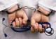 Doctoriţa ridicată de mascaţii DGA din spital, pentru mită, va petrece noaptea în arestul poliţiei